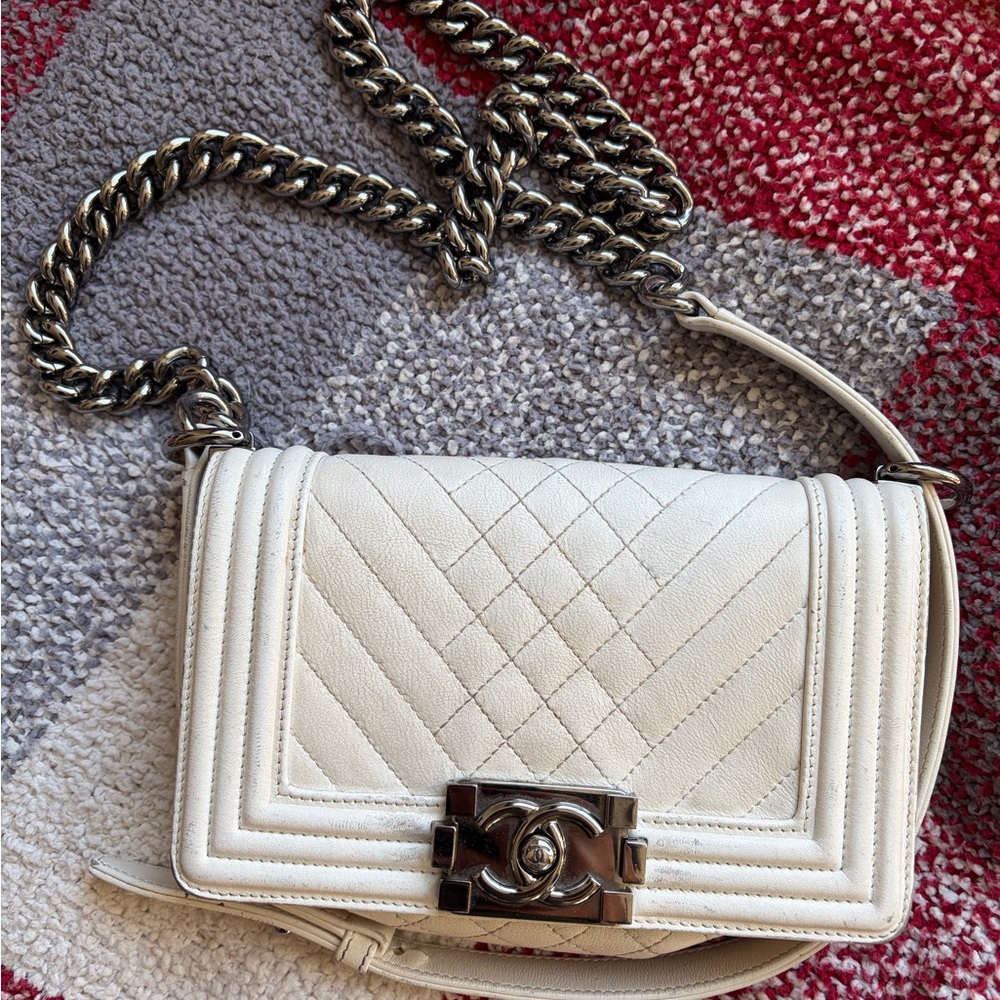 CHANEL White Quilted Crossbody Bag with Silver Chain